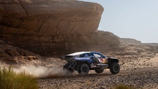 Una sanción deja sin victoria a Nani Roma y Carlos Sainz recorta diferencias en la etapa 5