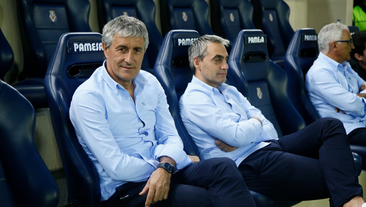 Setién levanta las manos en un intercambio de 'golpes'