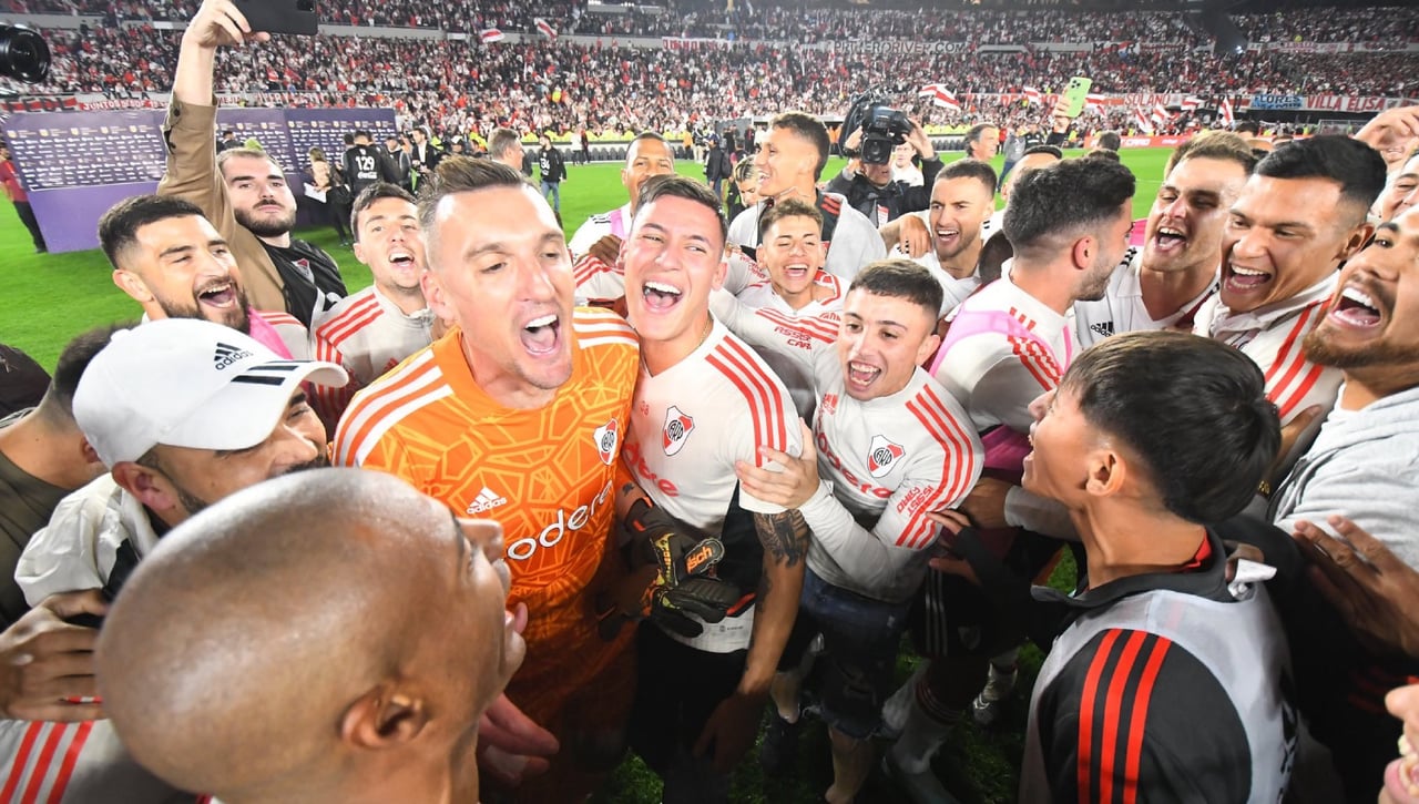 Vergüenza en Argentina: El River - Boca acaba con siete rojas y una pelea monumental