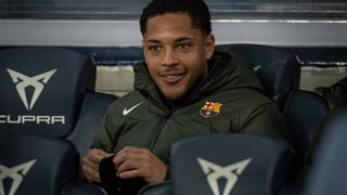 Vitor Roque llega a Sevilla