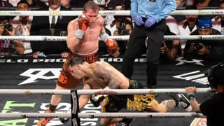 Canelo Álvarez salva la noche de México