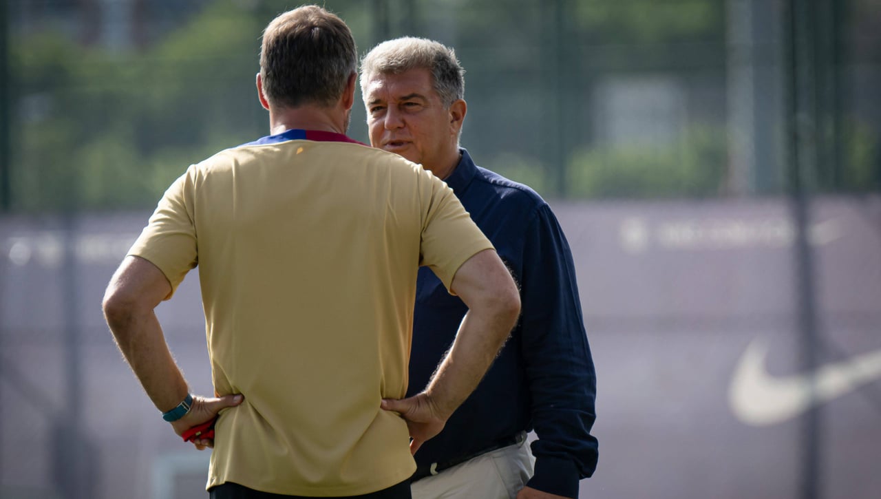 Laporta ridiculiza a Xavi para presumir del Barça de Flick 