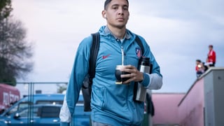 Nahuel Molina le da la mala noticia a Simeone 