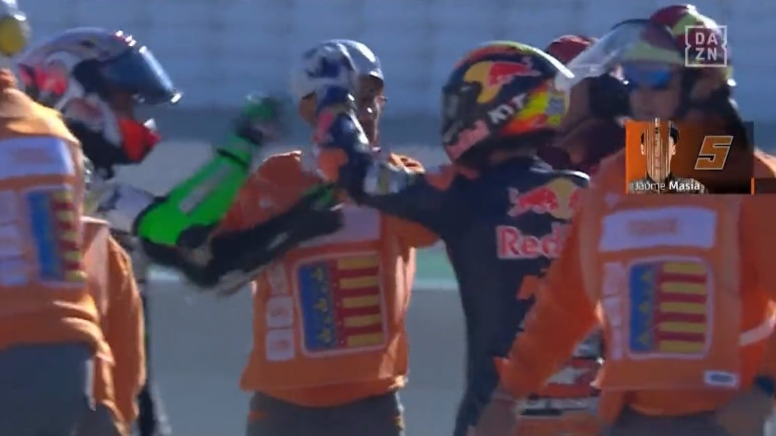 Dos pilotos llegan a las manos y pierden los papeles en Valencia