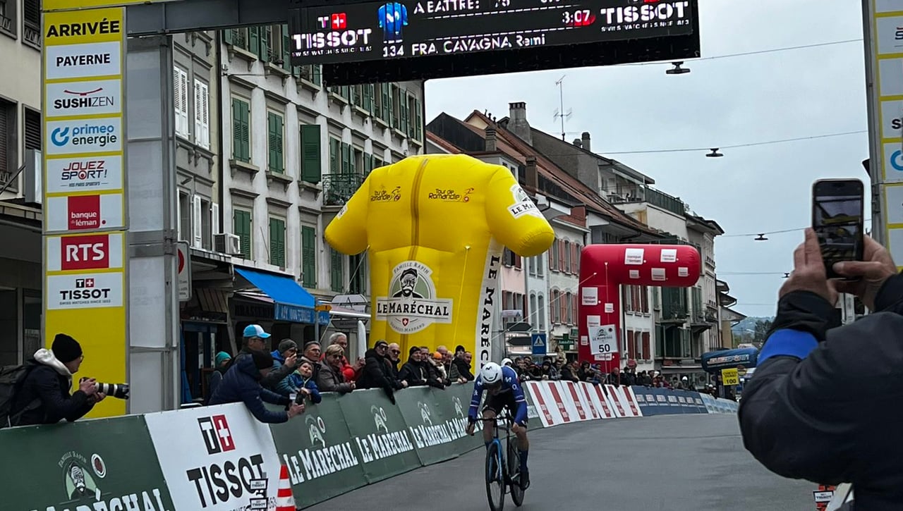 Juan Ayuso y el equipo Movistar no se amilanan en Romandía 