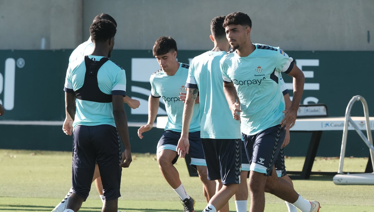 El Betis no cría 'pollitos': Chadi Riad excluye a Rafa Marín