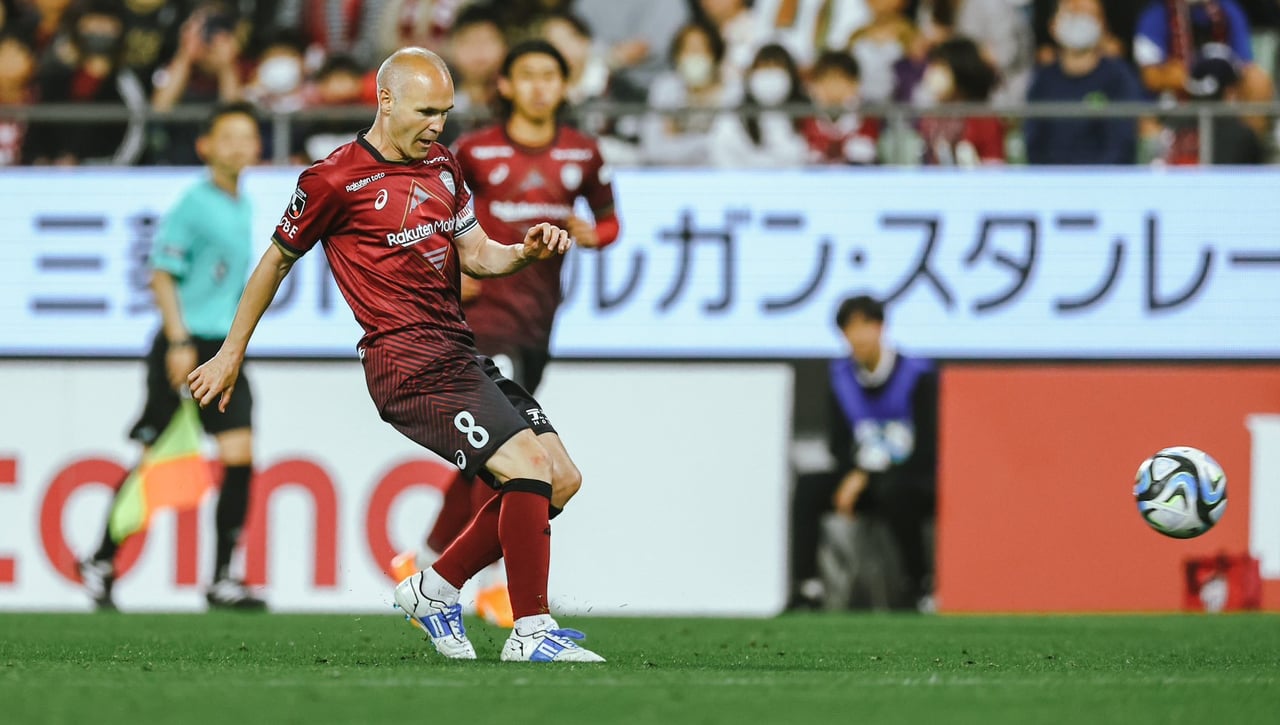 Andrés Iniesta se va de Japón entre lágrimas y hace un guiño para el futuro