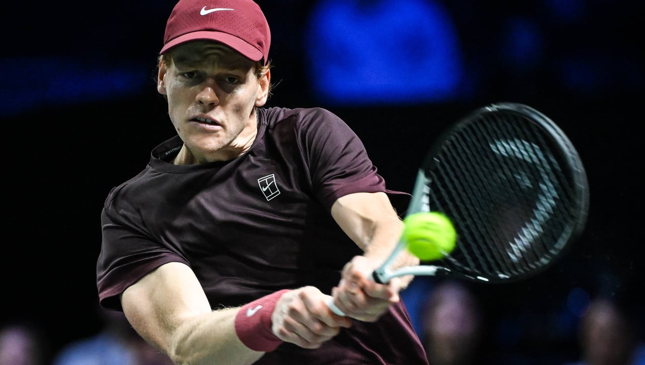 Sinner supera sus problemas en París para acercarse cada vez más a Alcaraz