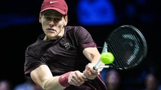 Sinner supera sus problemas en París para acercarse cada vez más a Alcaraz