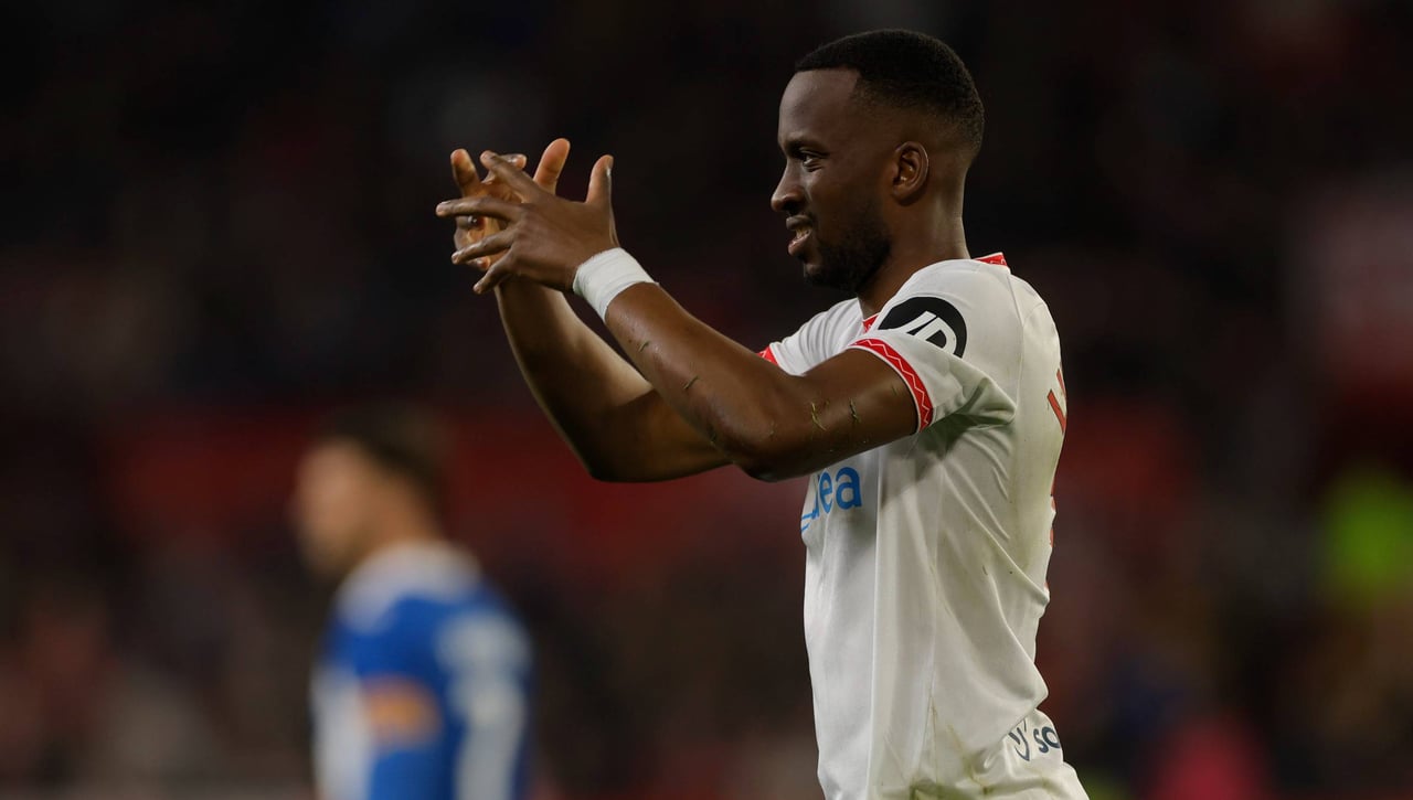 El esfuerzo de Vargas y Lukébakio, que ven la botella medio llena