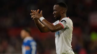 El esfuerzo de Vargas y Lukébakio, que ven la botella medio llena