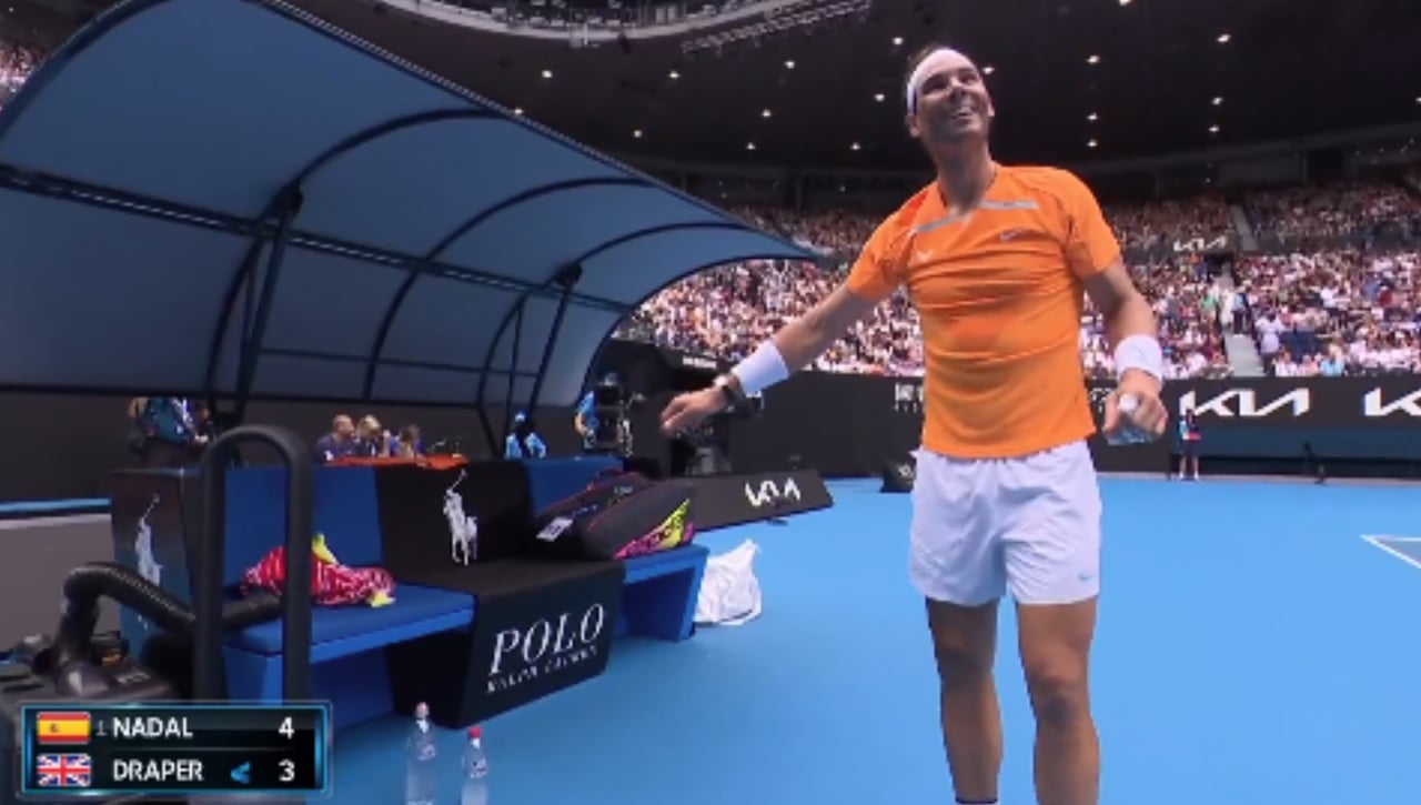 ¡Le roban la raqueta a Rafa Nadal en pleno partido del Open de Australia!
