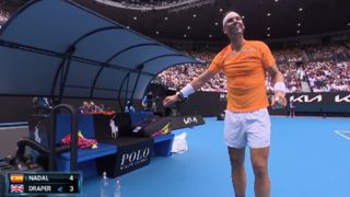 ¡Le roban la raqueta a Rafa Nadal en pleno partido del Open de Australia!