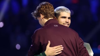 Carlos Alcaraz se impone a Sinner en otra peculiar batalla 