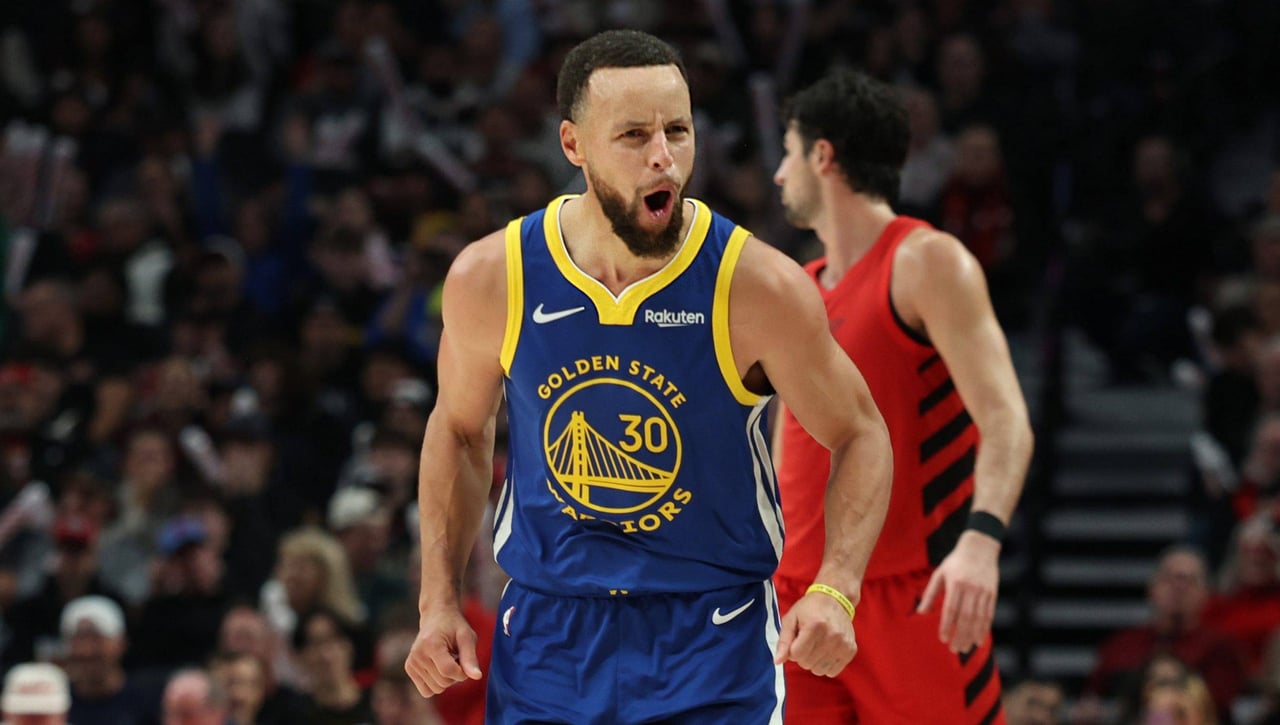 Los Warriors desperdician otra 'salvajada' de Stephen Curry y LeBron James sobrevive