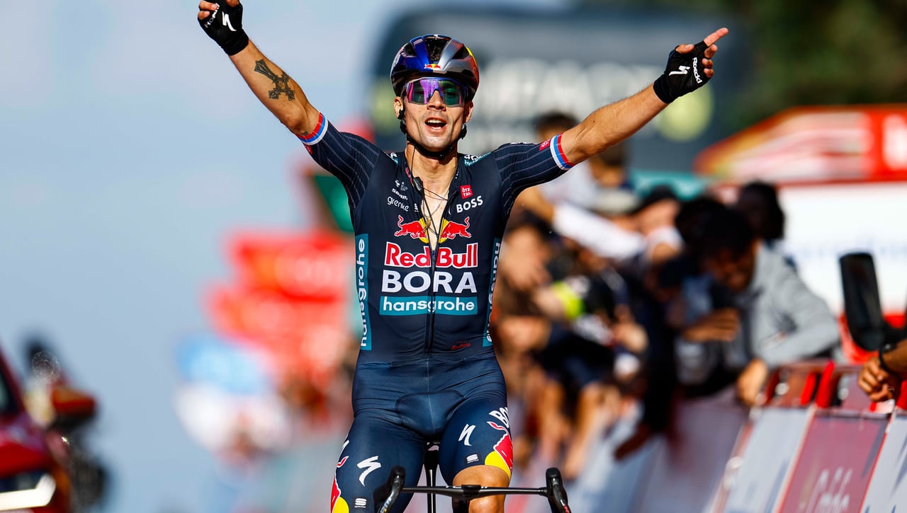 Primoz Roglic da un golpe sobre la mesa