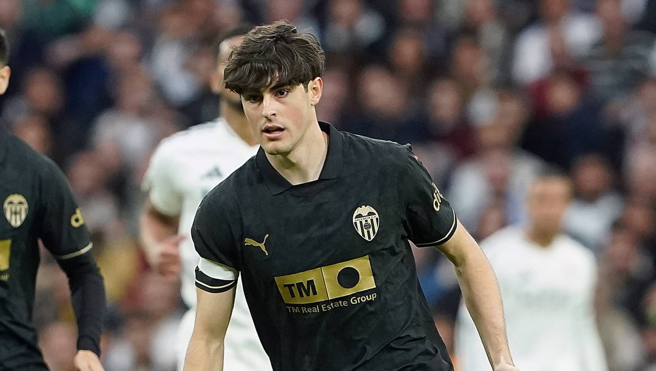 El Valencia peina el mercado de centrocampistas ante la posible salida de Javi Guerra