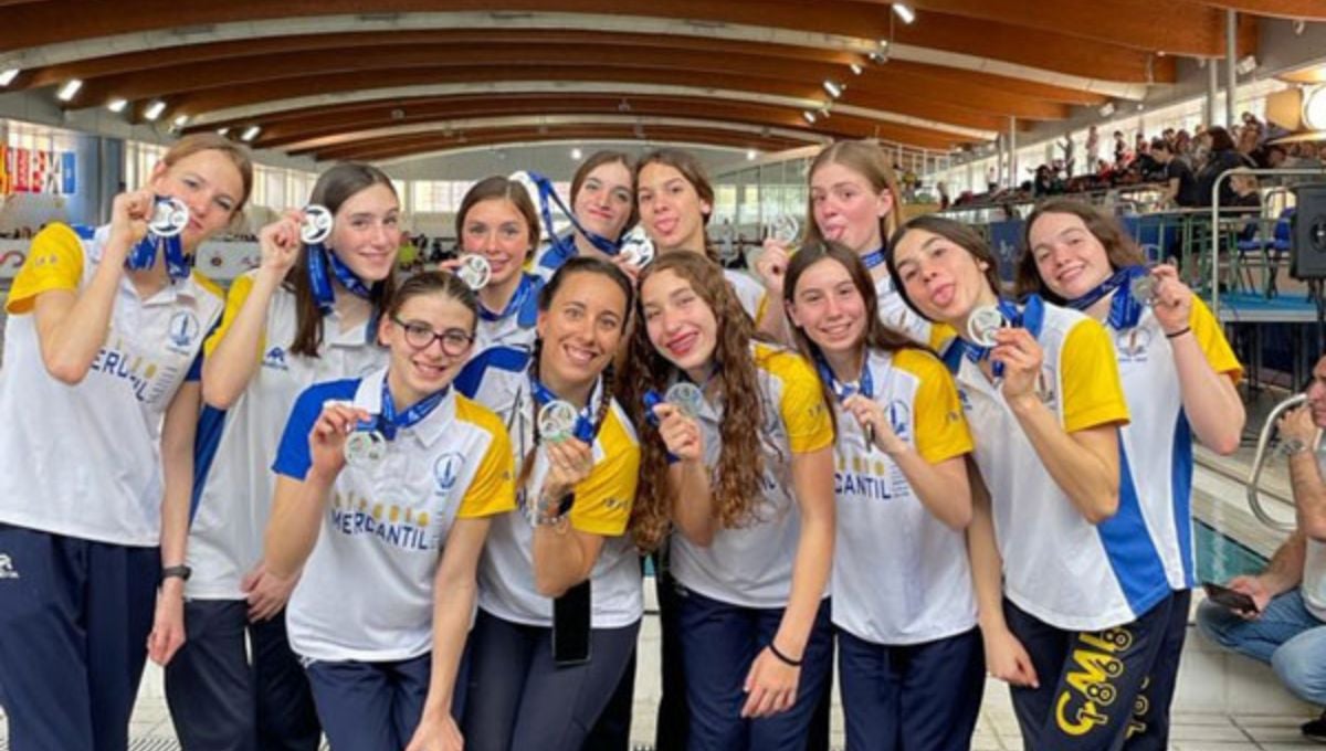 El Mercantil hace historia en el Nacional de natación artística