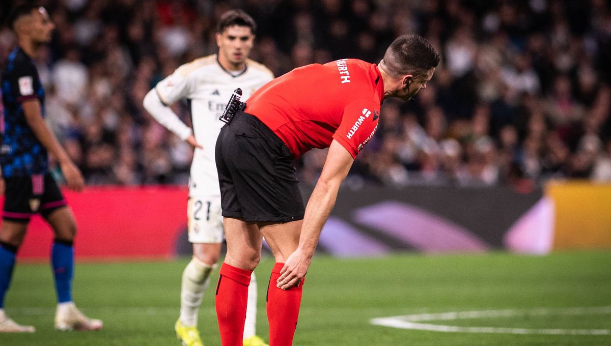 Díaz de Mera Escuderos se retira por lesión durante el Real Madrid - Sevilla... y ya hay lío