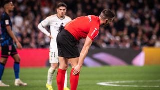 Díaz de Mera Escuderos se retira por lesión durante el Real Madrid - Sevilla... y ya hay lío