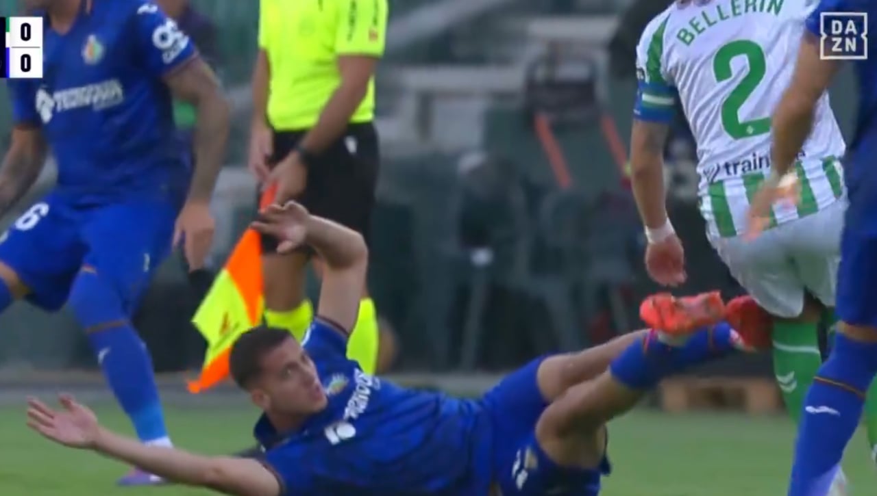 La polémica en el Villamarín: roja perdonada a Yildirim y dos posibles penaltis de Milla