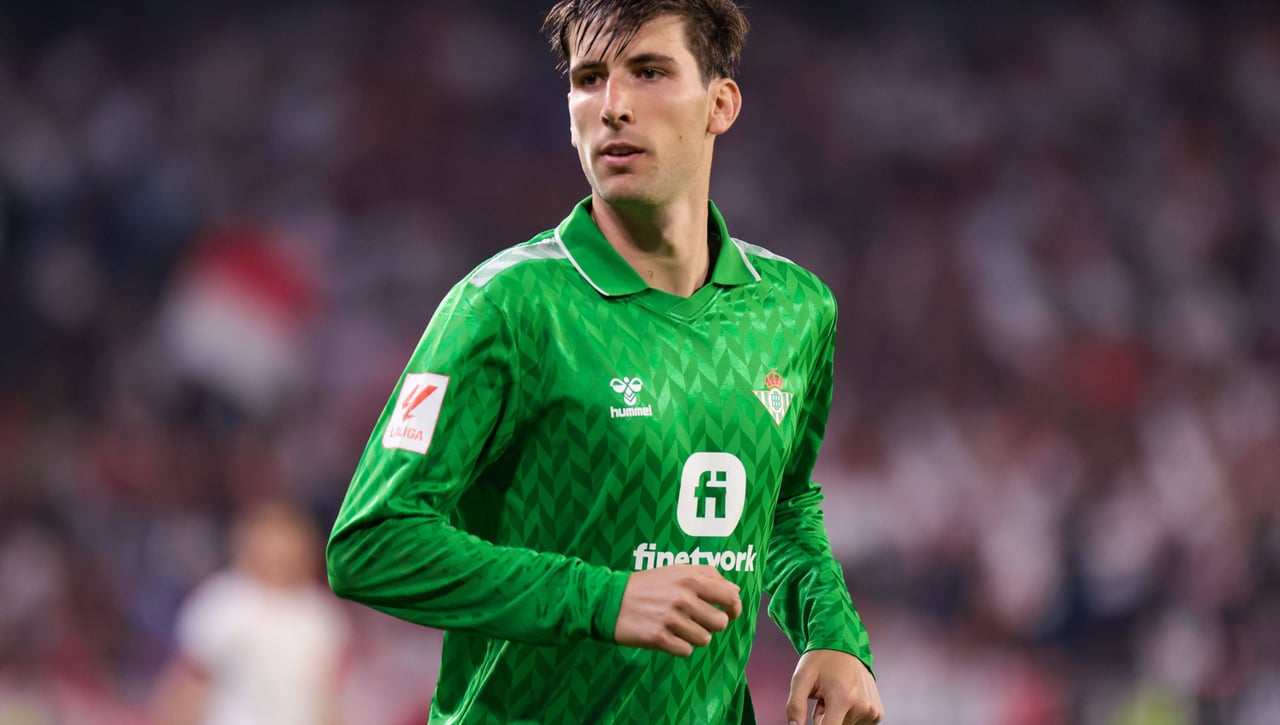 El Milan no está sólo: el Dortmund entra en la puja por Miranda y Betis se frota las manos