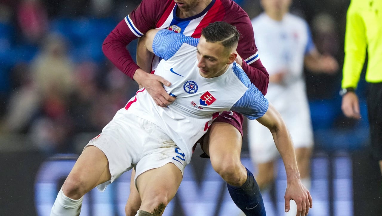 Su fichaje por el Sevilla se cayó y no levanta cabeza