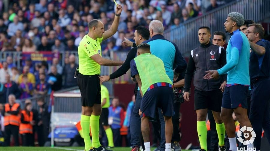 Mateu Lahoz, del 'show' del Camp Nou a pitar el Linares - Sevilla de Copa