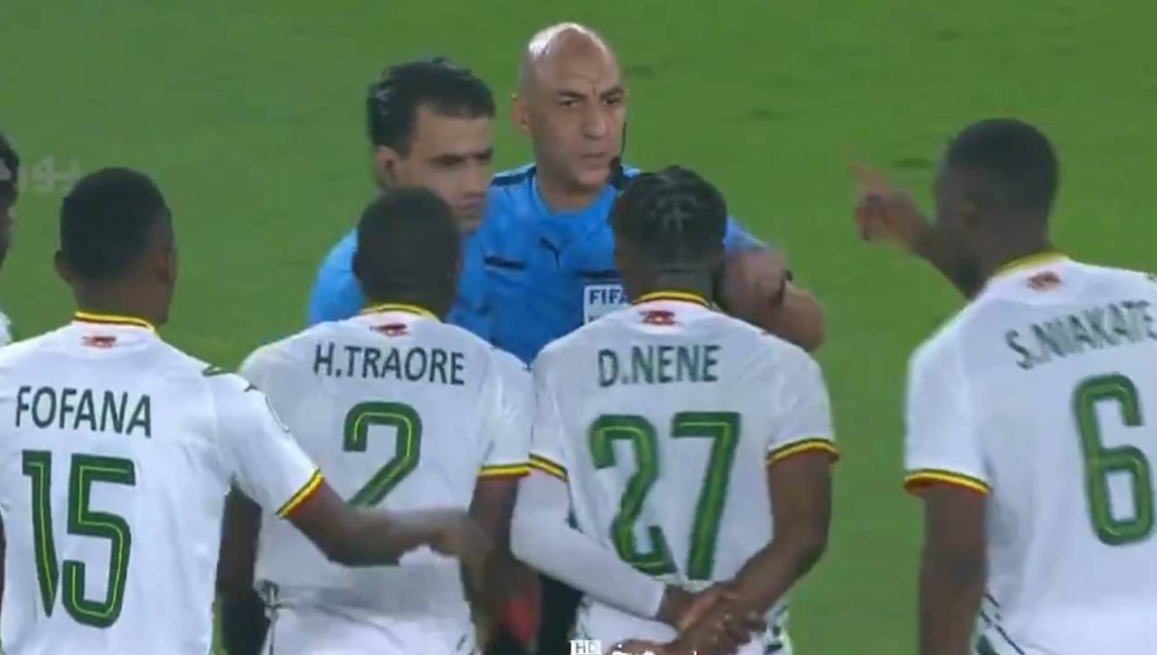 El jugador de la Real Sociedad Hamari Traoré la lía en la Copa África