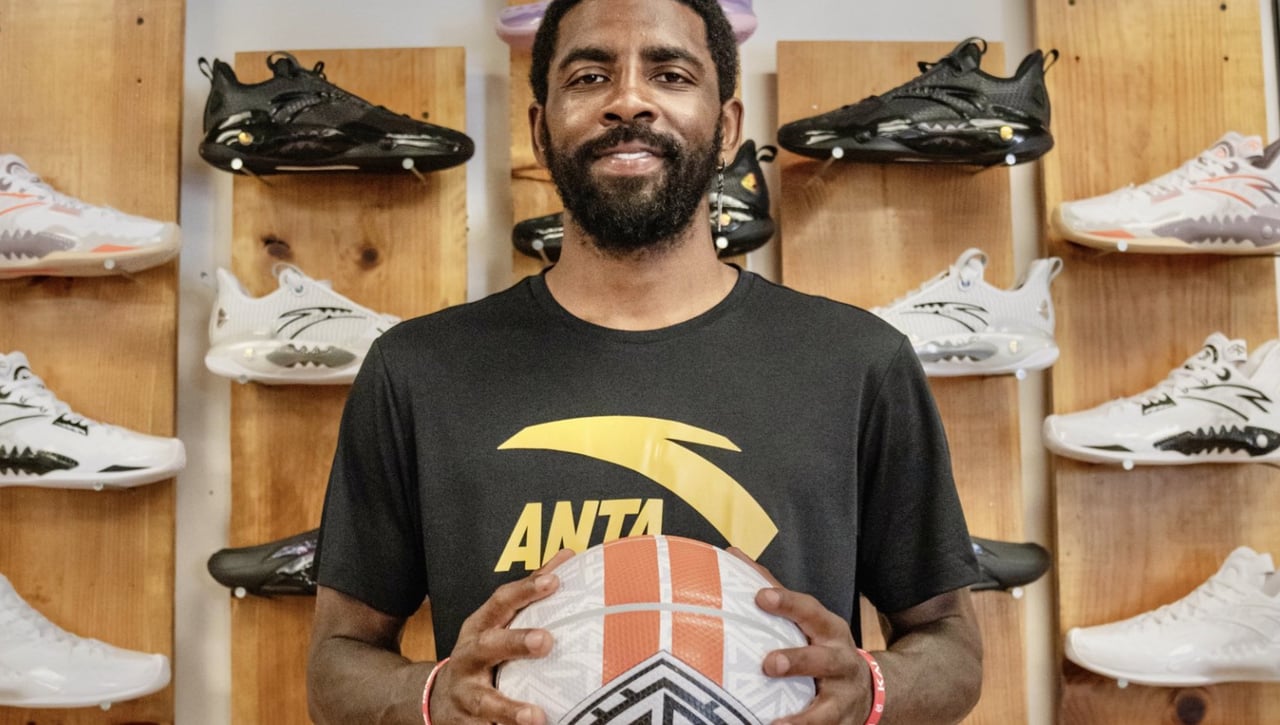 El antisemitismo de Irving le 'lleva' a China