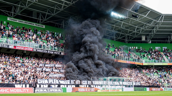 Graves incidentes en el Groningen-Ajax: Botes de humo, bengalas y partido suspendido