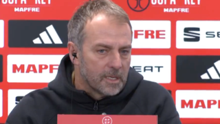 Flick se muerde la lengua con Araujo