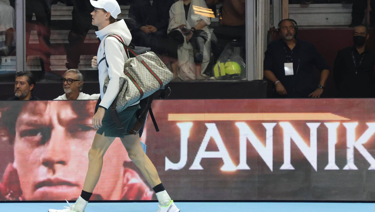 Saltan las alarmas en París: Jannik Sinner abandona