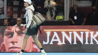 Saltan las alarmas en París: Jannik Sinner abandona