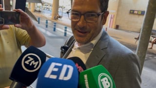 El CEO del Betis aterriza en Sevilla con optimismo pero aún sin acuerdo para el fichaje de Antony 