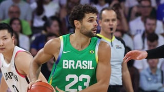 Aprieta para firmar a Raul Neto