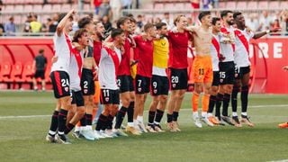La euforia del Sevilla Atlético tras el vital triunfo ante el Vélez, con guiño a Mendilibar  