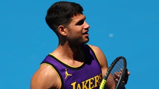 Carlos Alcaraz celebra su número 1 con los colores de los Lakers