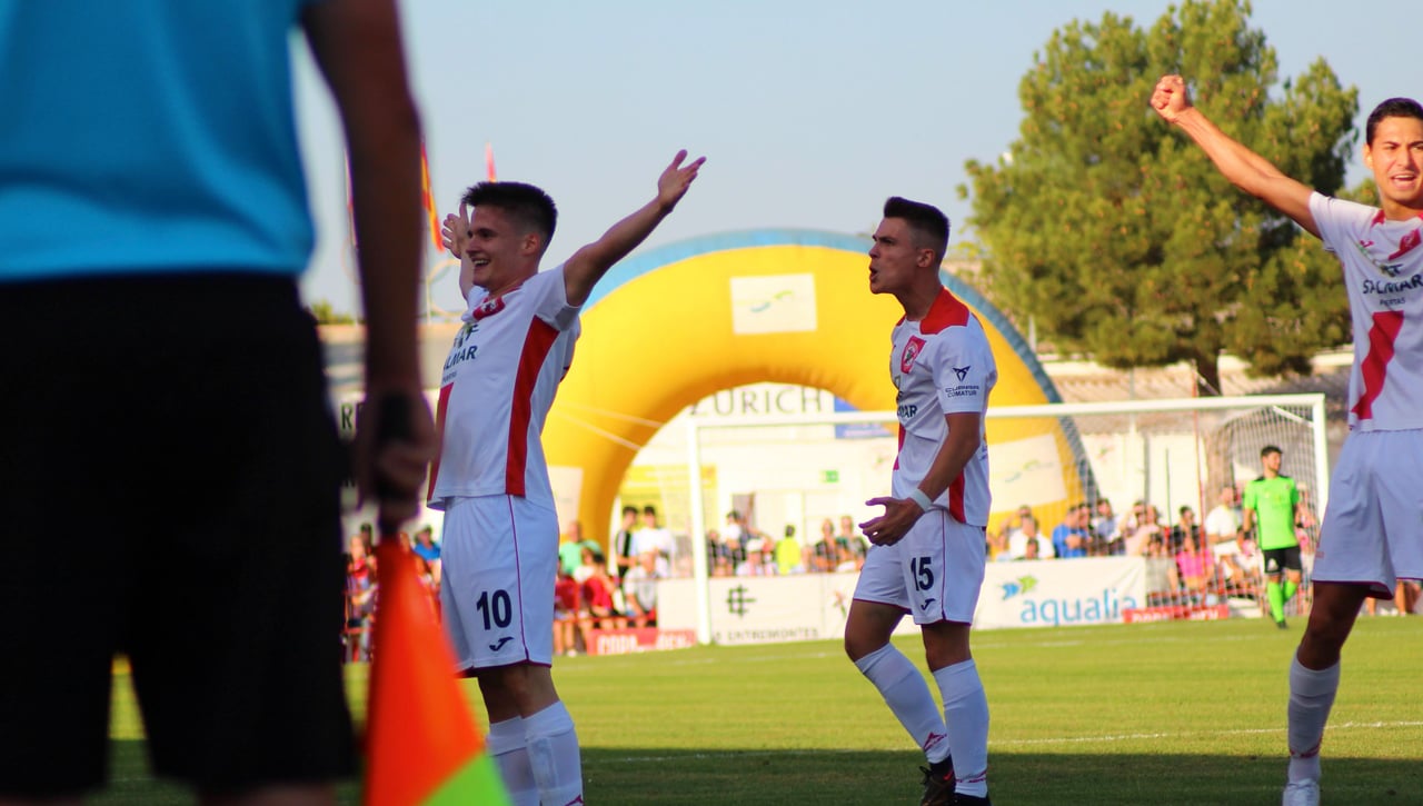 La camiseta que no dejan de pedirle al presidente del Quintanar, que tiene un infiltrado sevillista