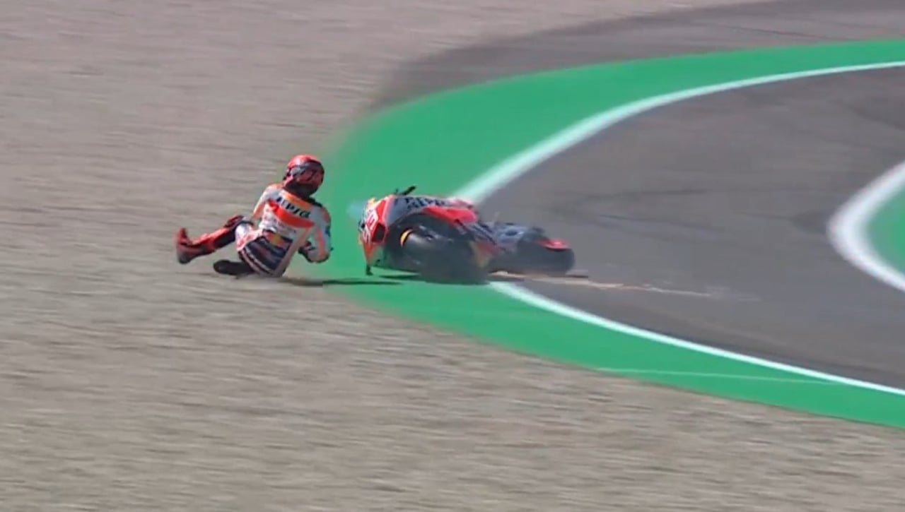 Marc Márquez por los suelos y Bezzecchi domina los primeros libres en Assen