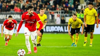 En la carrera por Troy Parrot, uno de los delanteros de moda en Europa