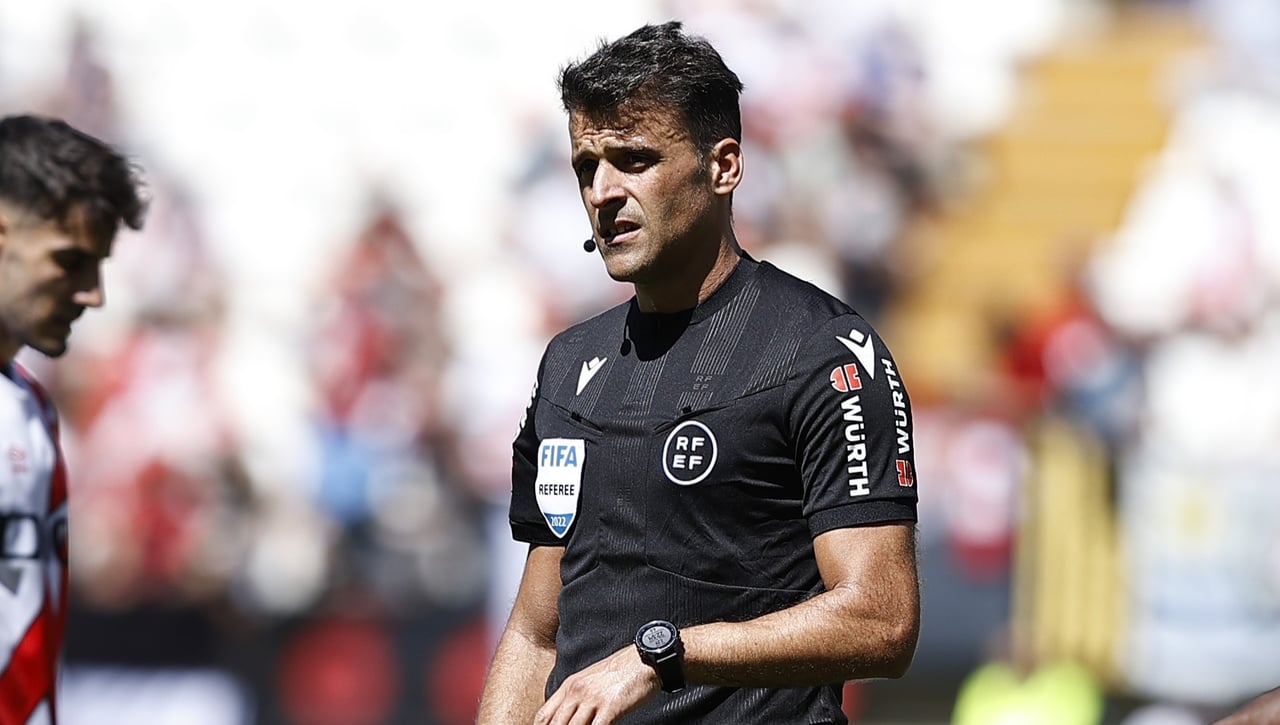 Gil Manzano la lía en el Valencia - Almería de LaLiga