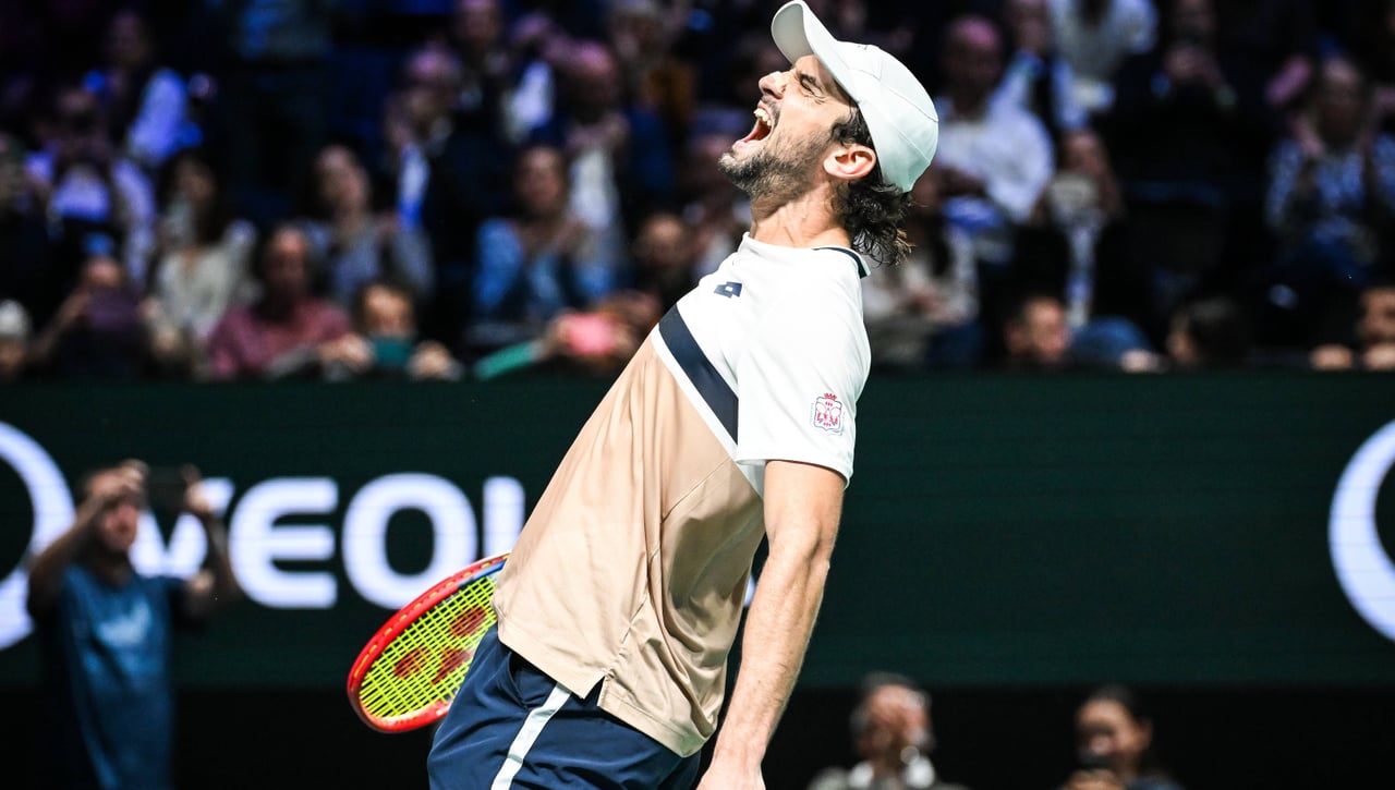 Vacherot venga a Carlos Alcaraz y sigue soñando en París