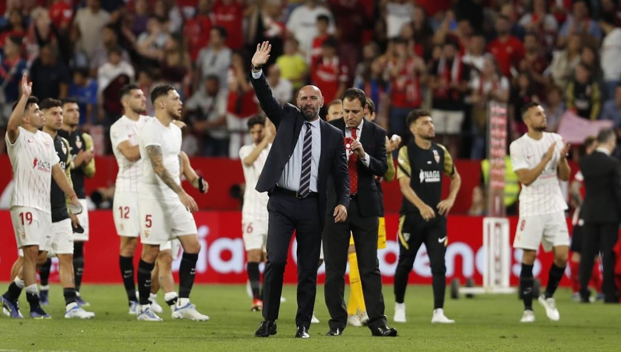 'Monchi se va'; 'Monchi deja el Sevilla'...