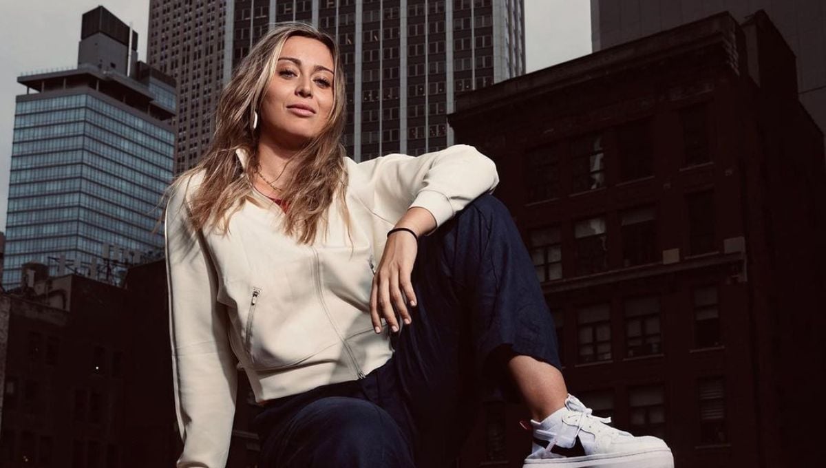 Tsitsipás se 'sevillaniza' de la mano de Paula Badosa