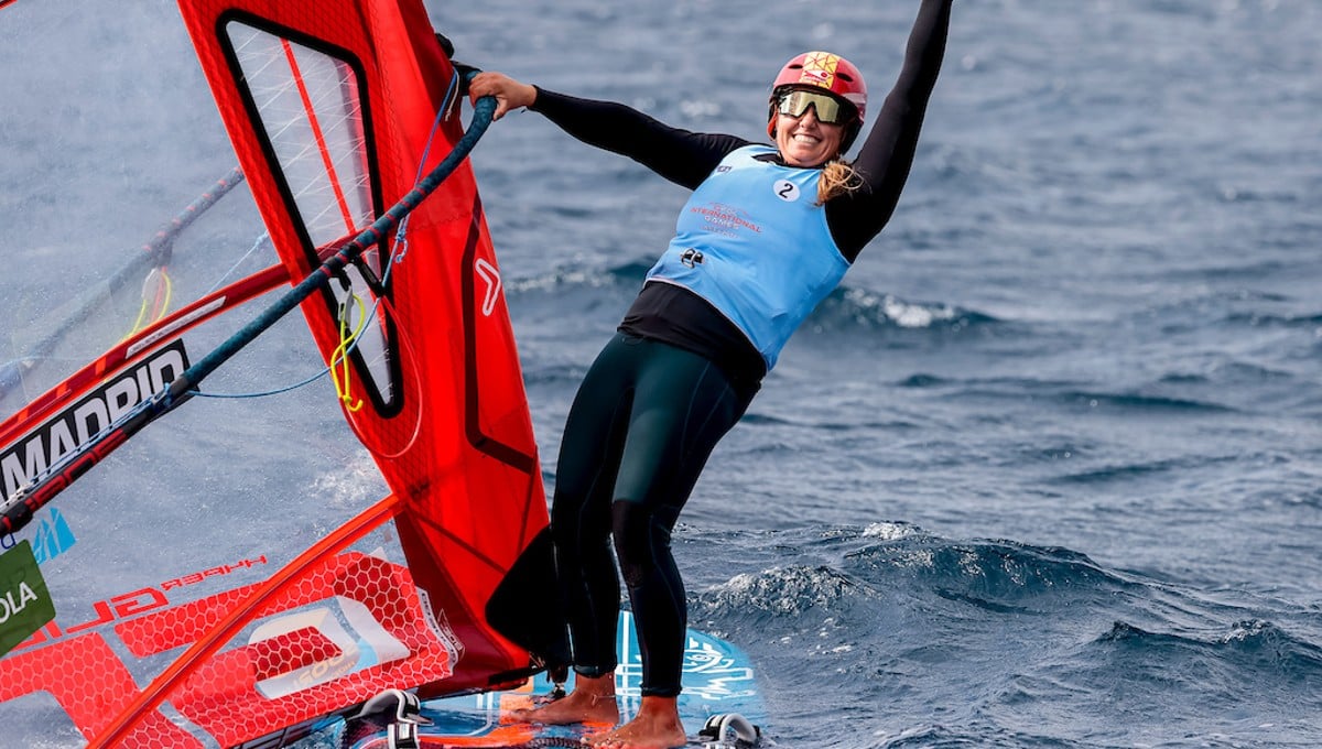 La sevillana Pilar Lamadrid impone su ley en los iQFoil Games de Lanzarote