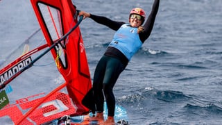 La sevillana Pilar Lamadrid impone su ley en los iQFoil Games de Lanzarote