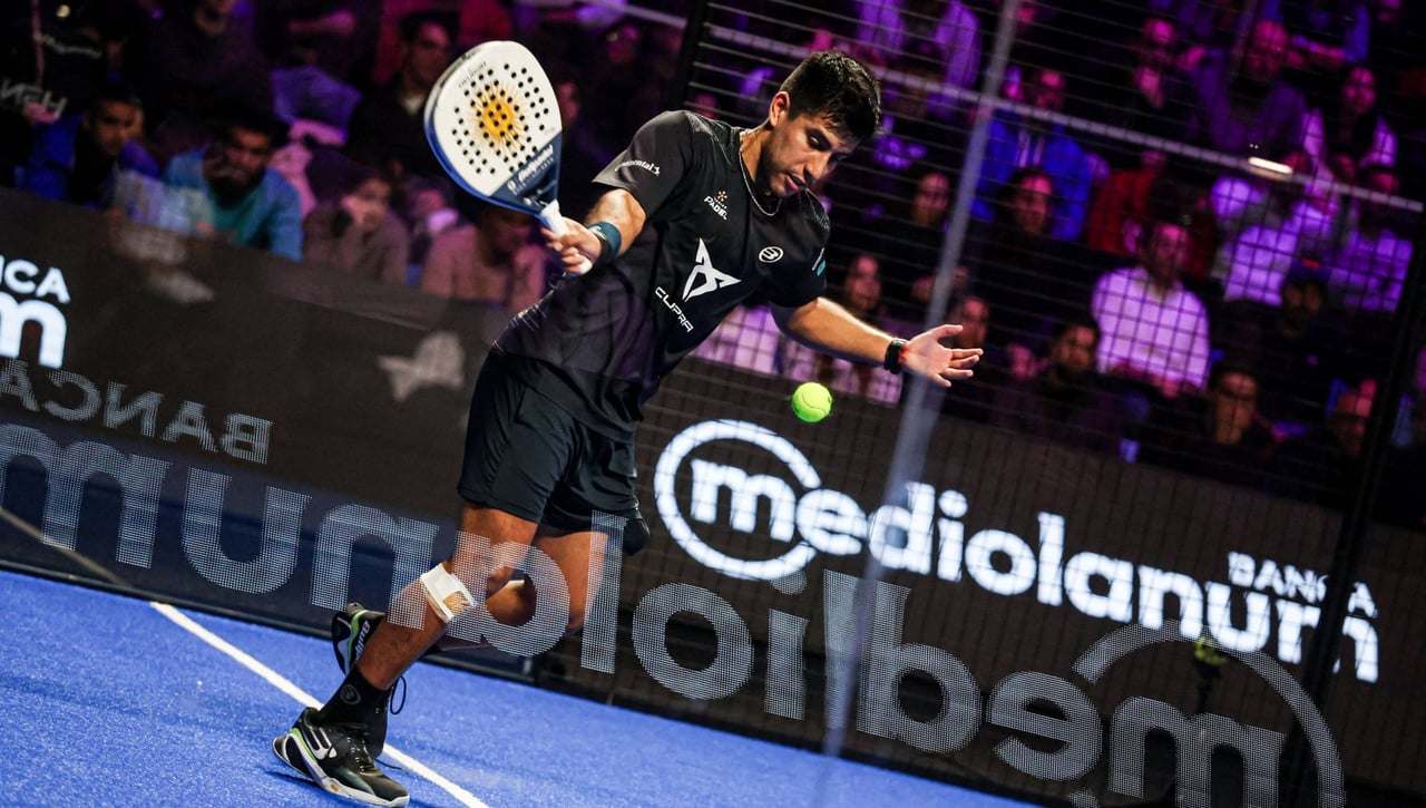 Qué es el saque a la australiana en pádel