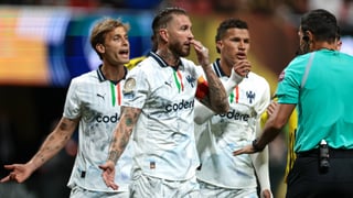 Se acerca a Mandragora y le acercan poco a poco a Deossa