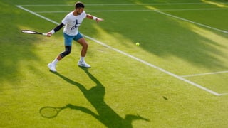 A Novak Djokovic le surge otro contratiempo, pero ya gana en Wimbledon